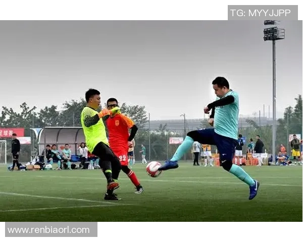 时尚运动风潮来袭长袖足球服助你轻松应对场上挑战